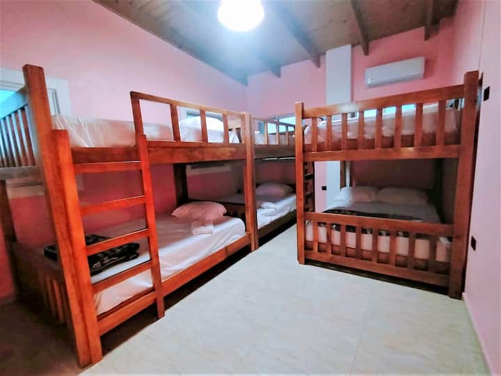 ห้อง #4 สำหรับ 12 คน/เครื่องปรับอากาศ/ตู้เสื้อผ้า/ชั้น 2