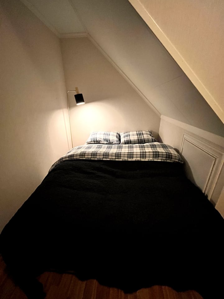 Chambre 2 au troisième étage avec espace de travail et possibilité de bureau à domicile. La chambre dispose d'une grande armoire avec miroir. La chambre est reliée au salon et à la salle de bain du loft avec douche. La chambre du loft dispose d'une superbe vue et d'une grande télévision.