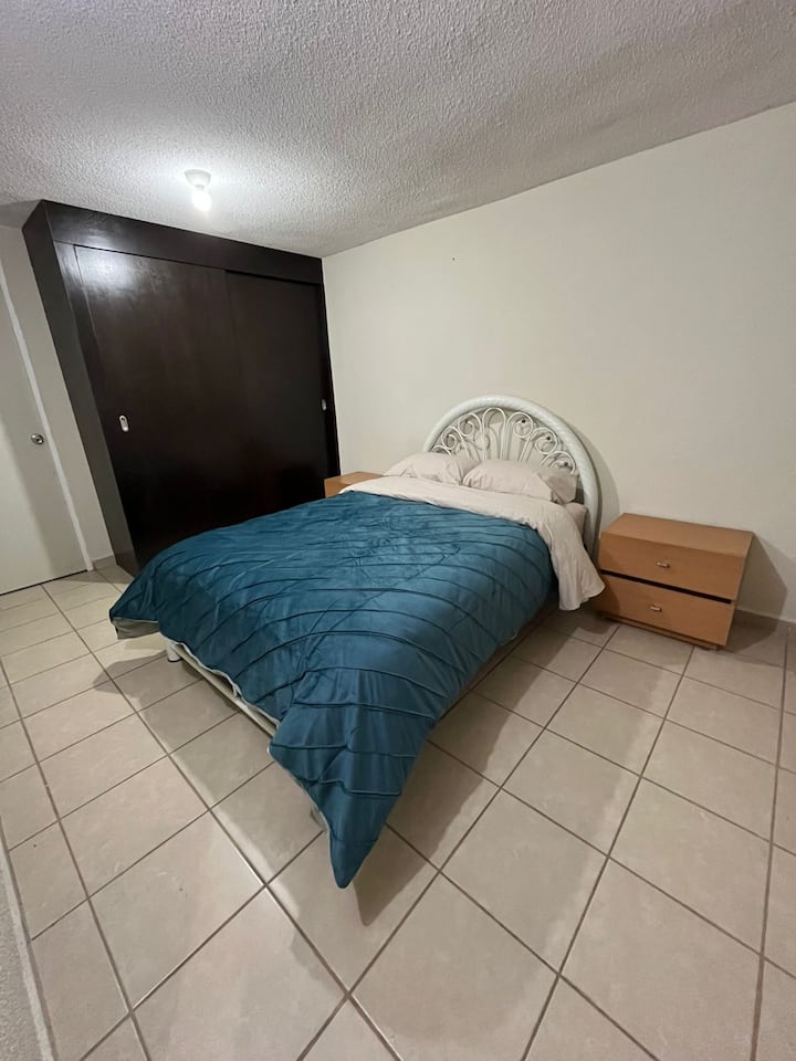 Ova spavaća soba ima vlastitu kupaonicu.