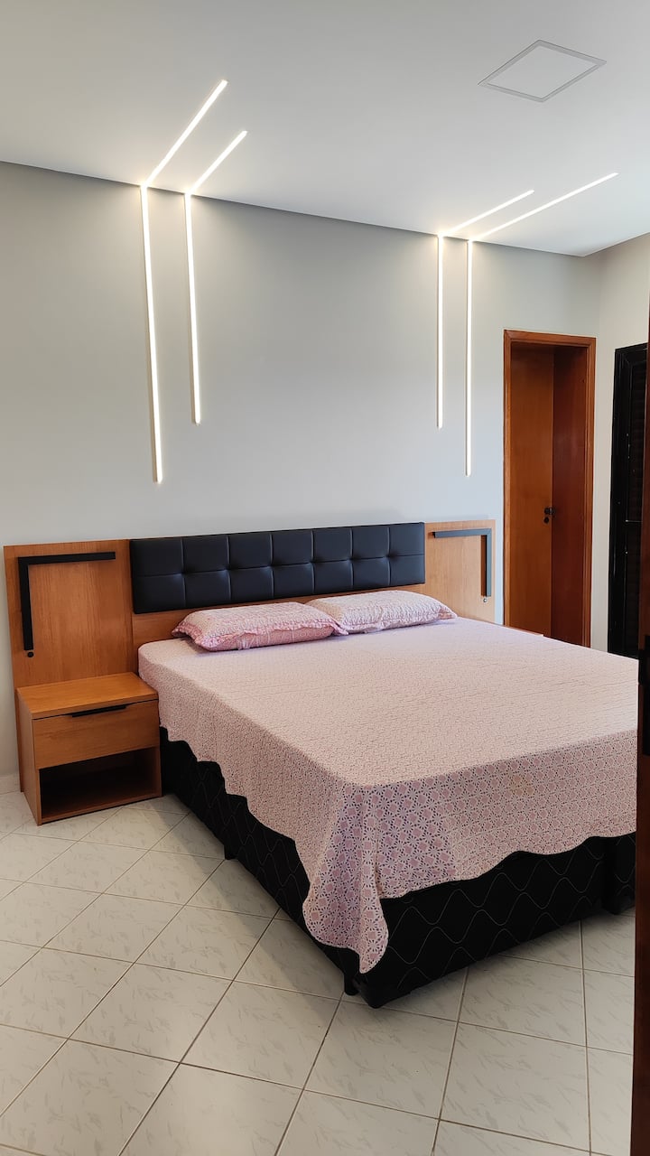 חדר שינה ראשי עם חדר שינה צמוד 