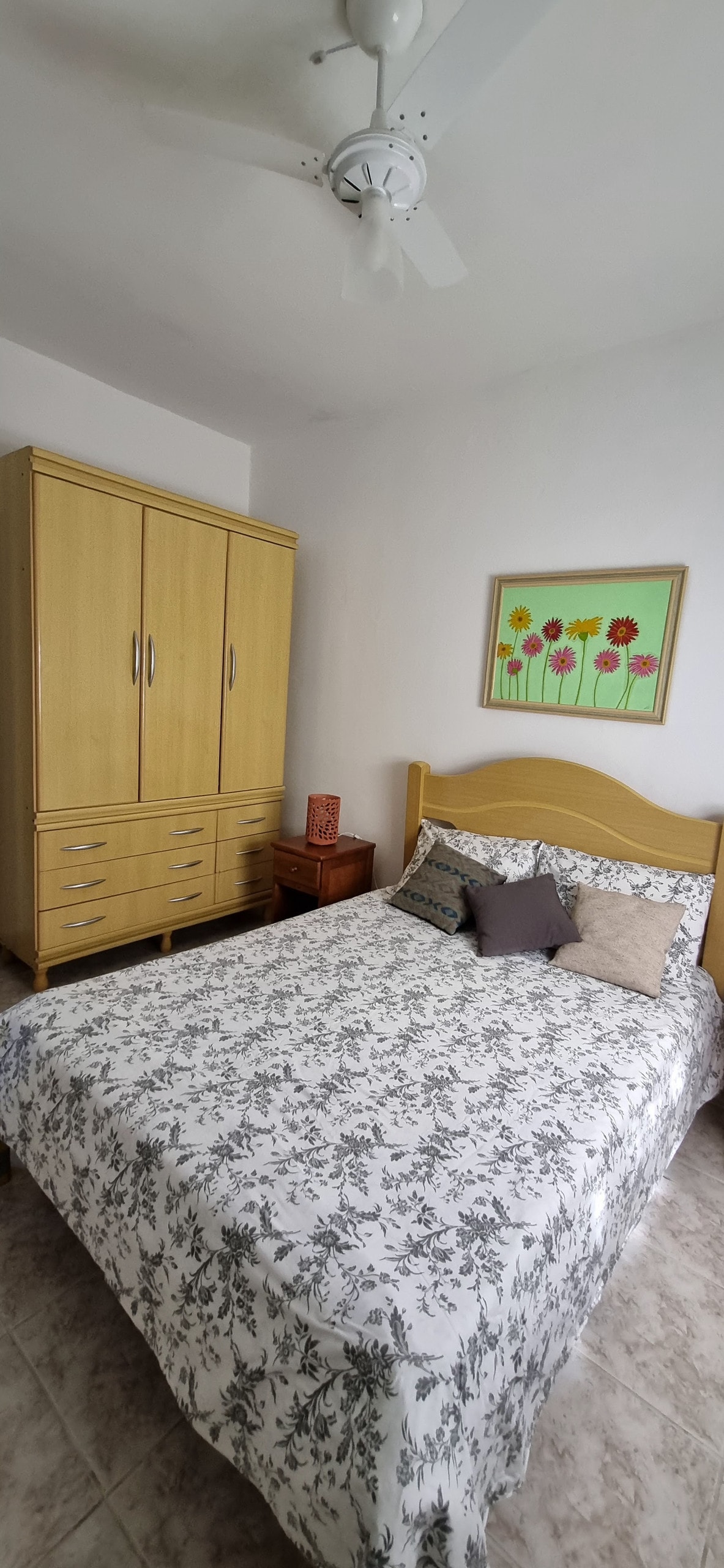 1 cama doble 2 colchones adicionales.