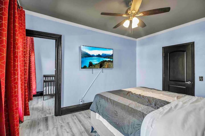 Пространа соба со голем плакар и бебешко креветче