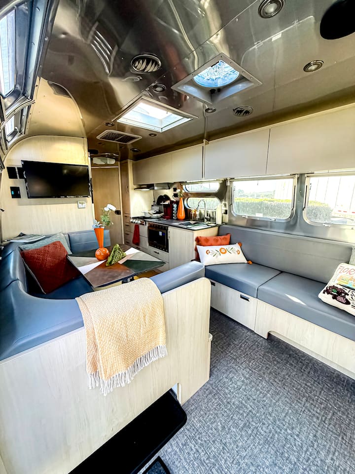 •    კლიმატის კონტროლირებადი ინტერიერი A/C ‑ ით და სითბოთი მთელი წლის განმავლობაში კომფორტისთვის.
•    ახალი თეთრეული, პირსახოცები, ბალიშები და საბნები, რომლებიც გათვალისწინებულია უპრობლემო სტუმრობისთვის.
