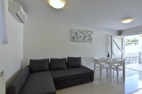 Top Airbnb: Cottage ANNA close to the sandy beach Zambrattia in Zambratija