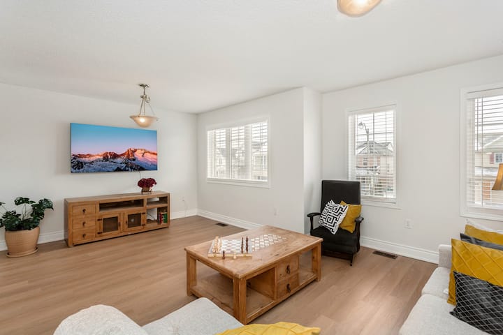 The Mt Pleasant Residence - 'Your Cozy Away-home' - Brampton