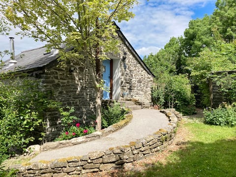Quirky Converted Barn - Stunning Views & Meadows