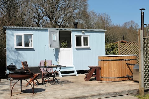 Popular Airbnb listing: Bluebell Shepherds Hut with hot tub in Chilworth