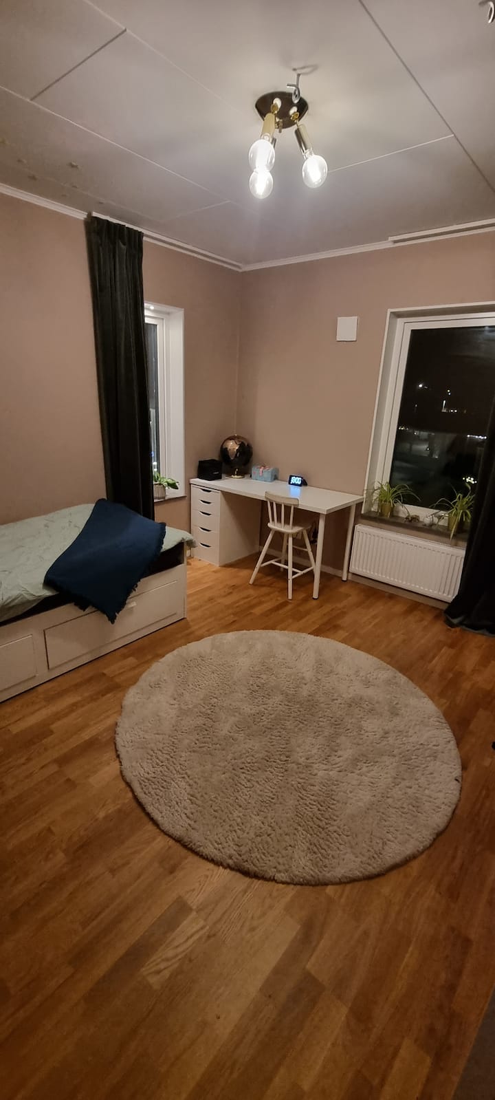 Детска соба од 12 квадратни метри со брачен кревет (широк 150-179 см). Местото за складирање облека е во плакарот. Наместени кревети за гостите.