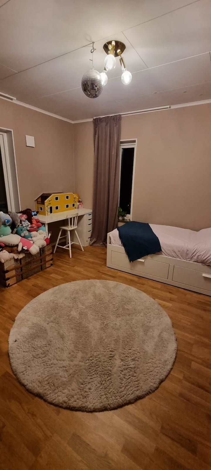 Детска соба од 12 квадратни метри со брачен кревет (широк 150-179 см). Местото за складирање облека е во плакарот. Наместени кревети за гостите.