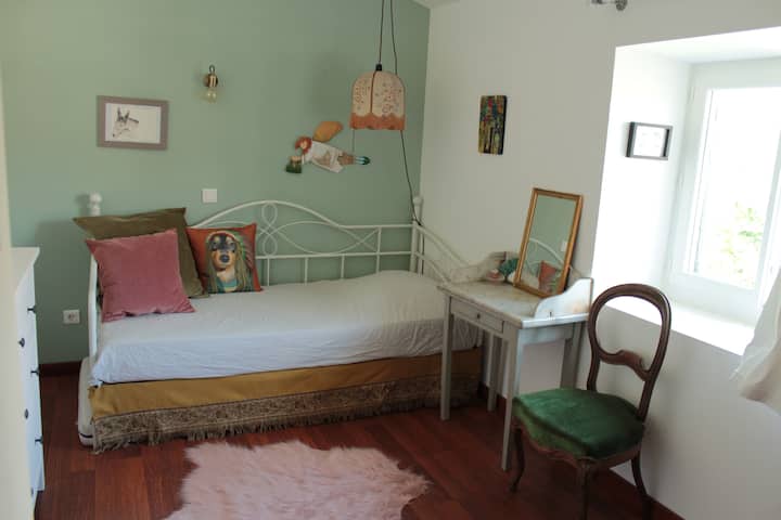 Соба „Еукалиптус“
Единечен кревет (широк 150-179 см), поглед од страната на селото
Сонување и свежина на летото...