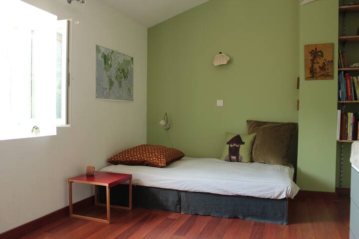 Соба „Pistache“, лоцирана на вториот кат, со неверојатен поглед на околната природа.
Оваа соба ве поканува да патувате...