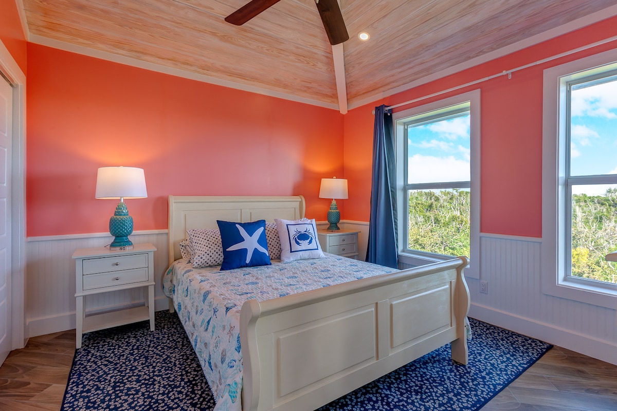 Guest bedroom. Queen size bed