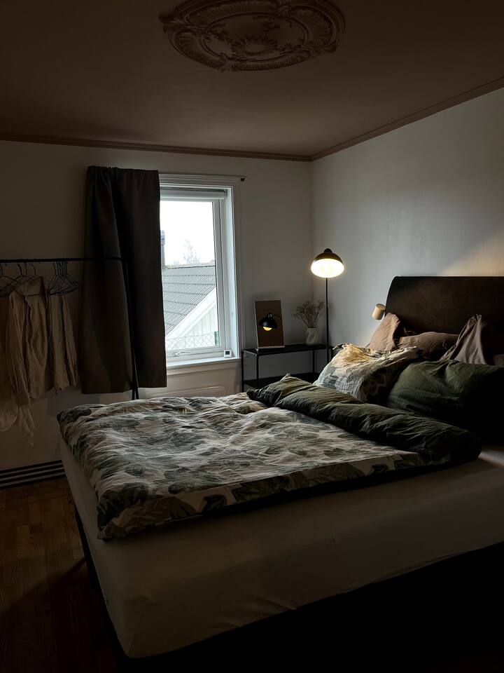 Quarto principal com cama de 150x200 cm.