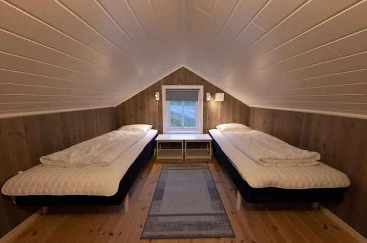 Spavaća soba u potkrovlju. 2 kreveta širine 90 cm.