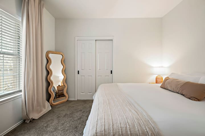 Გაწექით და განიტვირთეთ დიდი ზომის საწოლში, რომელიც აღჭურვილია სასტუმროს ხარისხის ბამბის თეთრეულითა და საკმარისი კარადათი კომფორტული ხანგრძლივი სტუმრობისთვის.  Იგრძნო საკიდები უახლოეს და დამატებით გასაშლელ სამუშაო მაგიდაზე და საჭიროებისამებრ აკონტროლებდა.