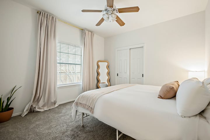 Დაიძინეთ სრული კომფორტით დიდი ზომის საწოლით, ლუქს-კლასის ბამბის თეთრეულითა და უშაქრო ფარდებით იდეალური დასვენებისთვის.