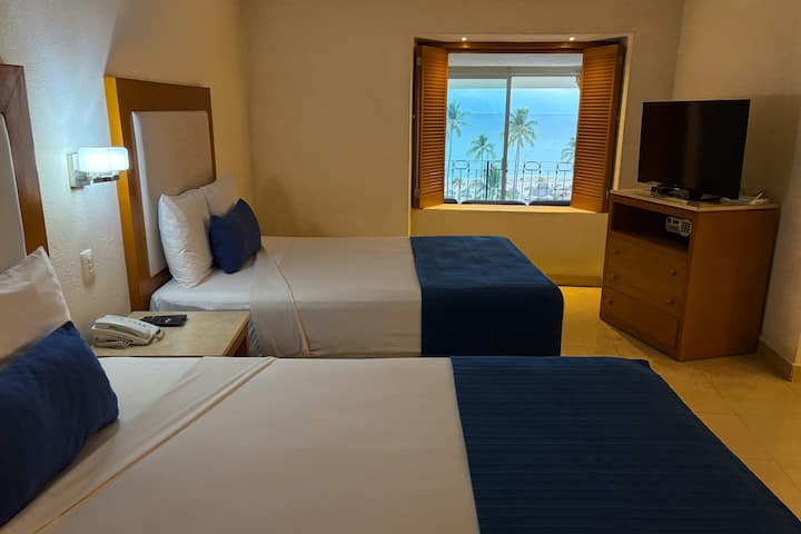 Spavaća soba s TV-om i pogledom na ocean