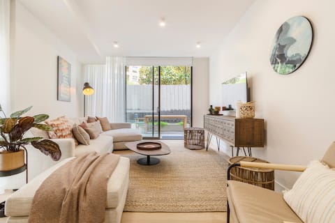 Alexandra Elegance: Riverside Living in Style