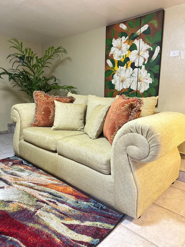 Një divan me dy ndenjëse.