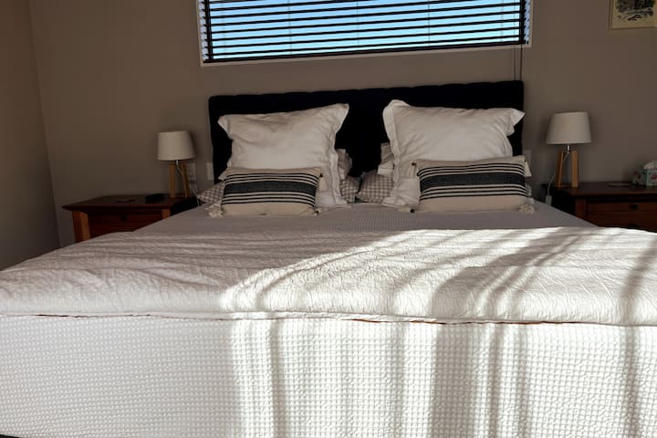 Супер брачен кревет (широк 150-179 см) со електрично ќебе, голема гардероба со доволно простор за складирање.
Прекрасен поглед кон планината од вашиот кревет.
