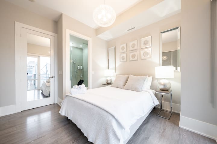 Downtown Toronto Luxe Condo For 6 (CN Tower Views)