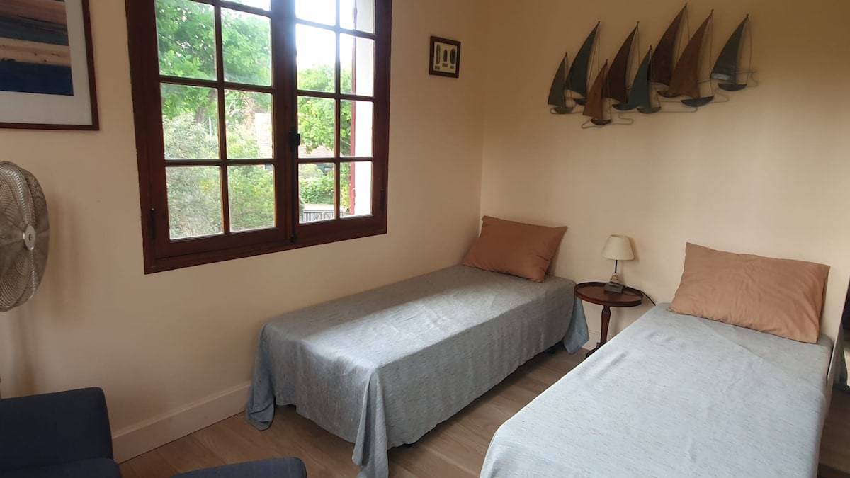 תצורת חדר שינה שני: 2 מיטות ב -80 ס"מ