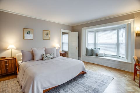 Lavish Victorian Retreat between Park & East Ave