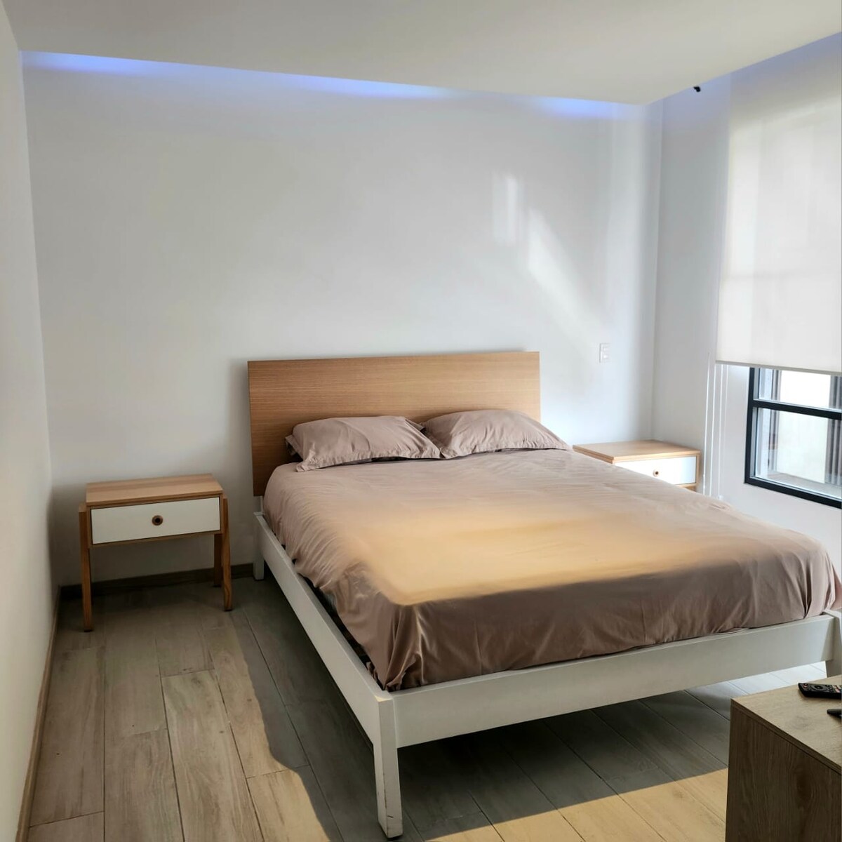 Კომფორტული საწოლი საძინებელი Queen ‑ ით