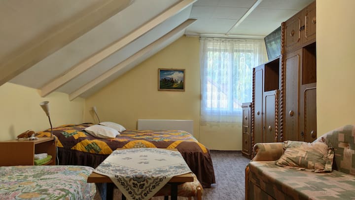 Schlafzimmer 1 
- 1 Doppelbett (aus 2 Einzelbetten),
- 2 Einzelbetten normaler Größe und
- Es gibt 1 Sofa.

Du kannst auch im Zimmer fernsehen. 

Wir bieten Bettwäsche! Wir

dir auf Anfrage gegen eine separate Gebühr eine Klimaanlage zur Verfügung zu stellen