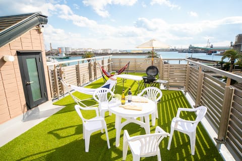 Accommodates 12 people, rooftop BBQ allowed! Pet friendly, convenient house close to the harbor, Tak