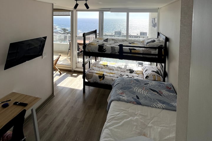 2 spavaće sobe s 4 kreveta, 1 krevetom na kat i krevetom na kat, radni stol u blizini televizora kako biste ga mogli upotrebljavati kao 2. zaslon.