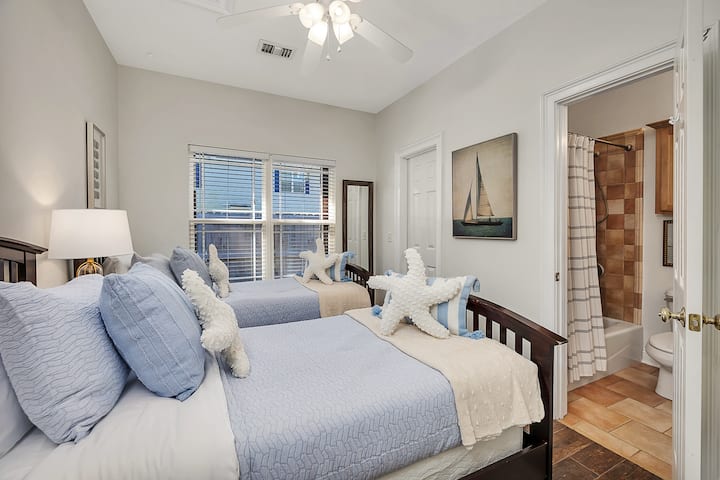 Ორადგილიანი საწოლები და 30დიუმიანი 4K სმარტ-ტელევიზორი