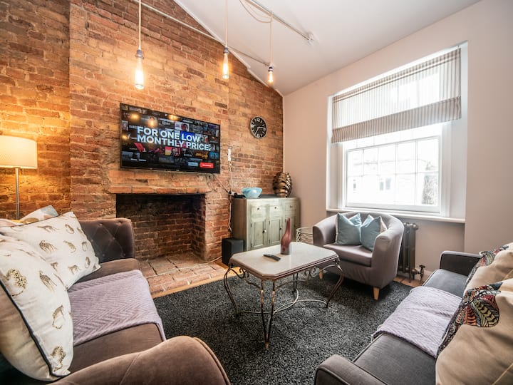 Një dhomë gjumi e qetë dhe komode e projektuar për një gjumë të qetë.
