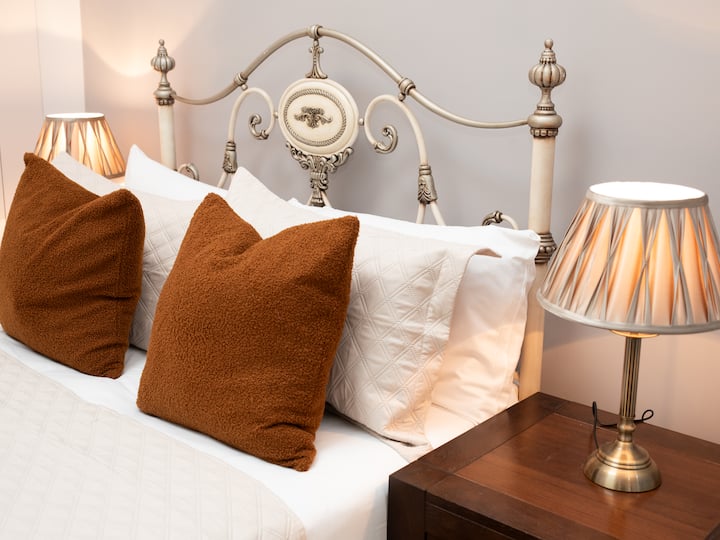 Një dhomë gjumi e qetë dhe komode e projektuar për një gjumë të qetë.
