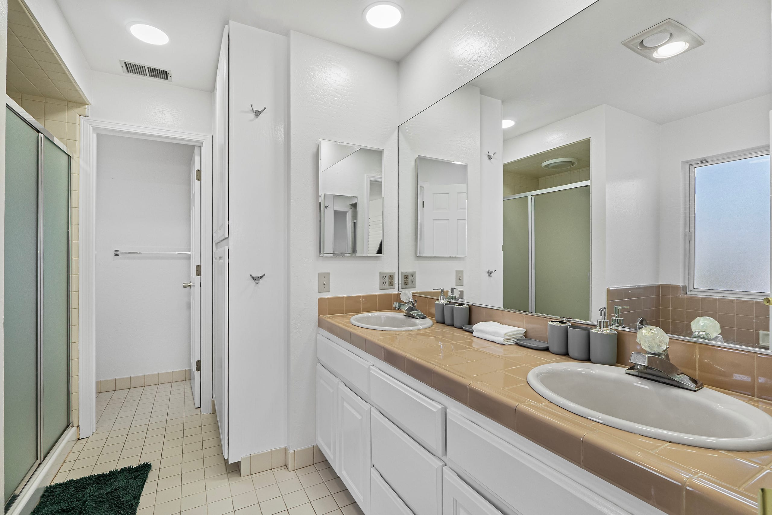 Home in South San Francisco · ★4.49 · 3 bedrooms · 4 beds · 2 private baths - Image 23