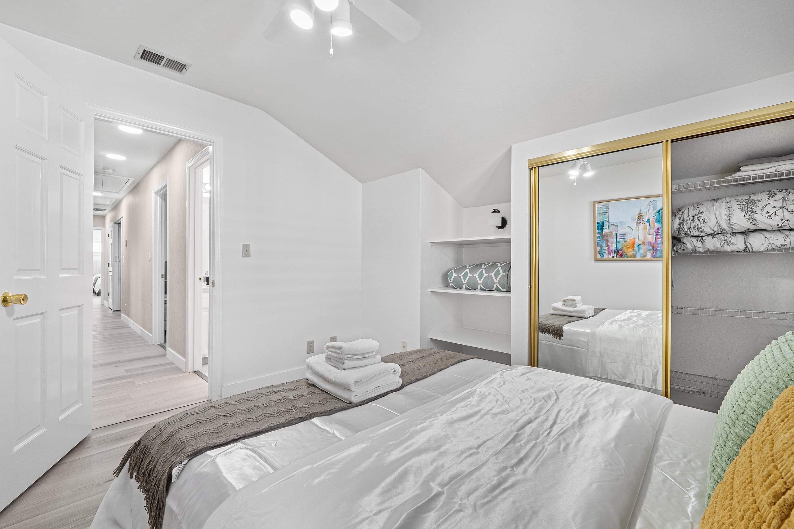 Home in South San Francisco · ★4.49 · 3 bedrooms · 4 beds · 2 private baths - Image 20