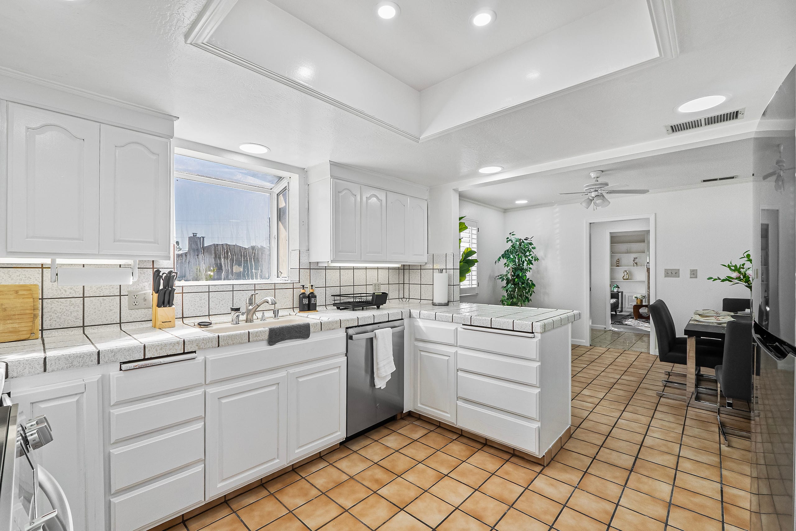 Home in South San Francisco · ★4.49 · 3 bedrooms · 4 beds · 2 private baths - Image 11