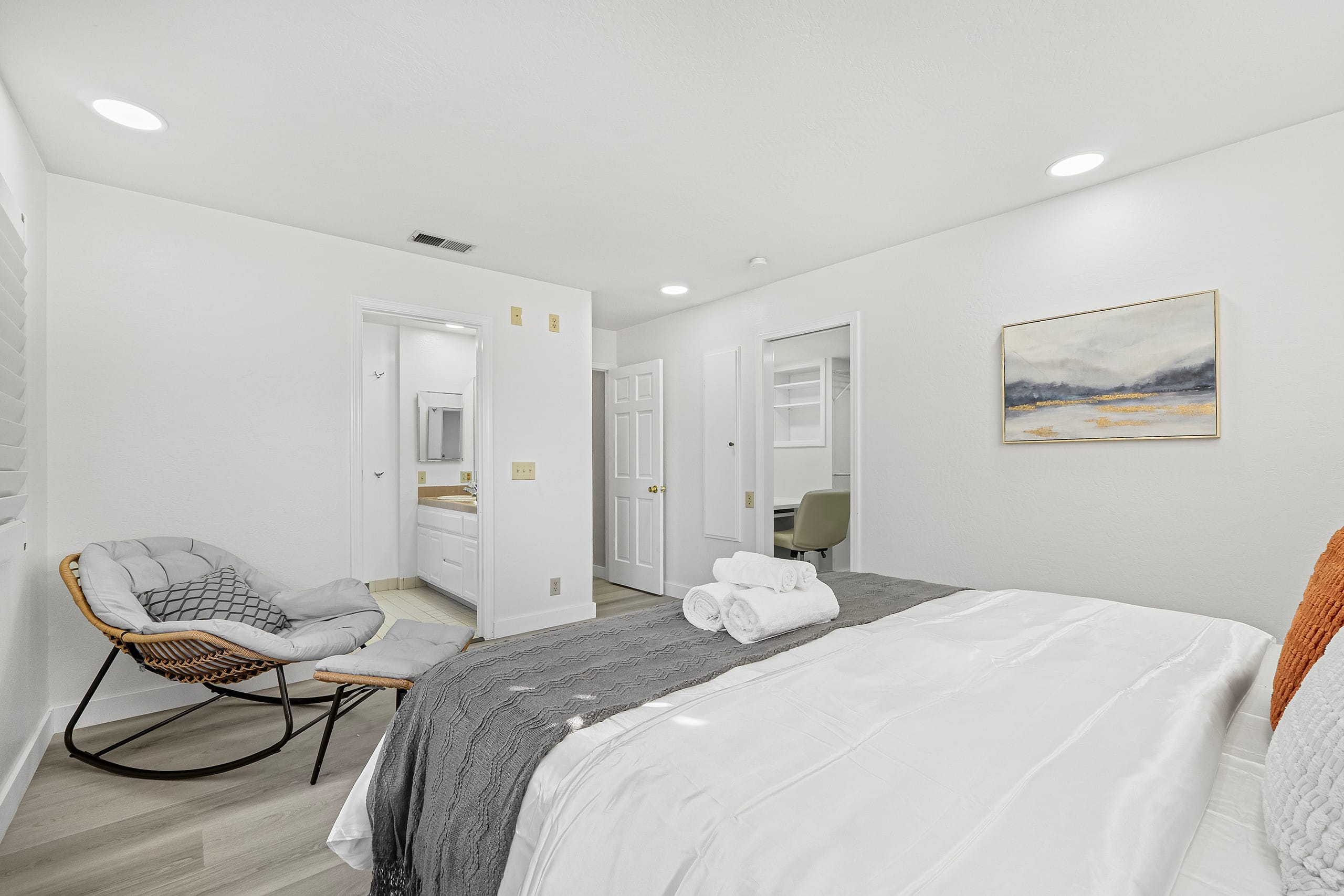 Home in South San Francisco · ★4.49 · 3 bedrooms · 4 beds · 2 private baths - Image 15