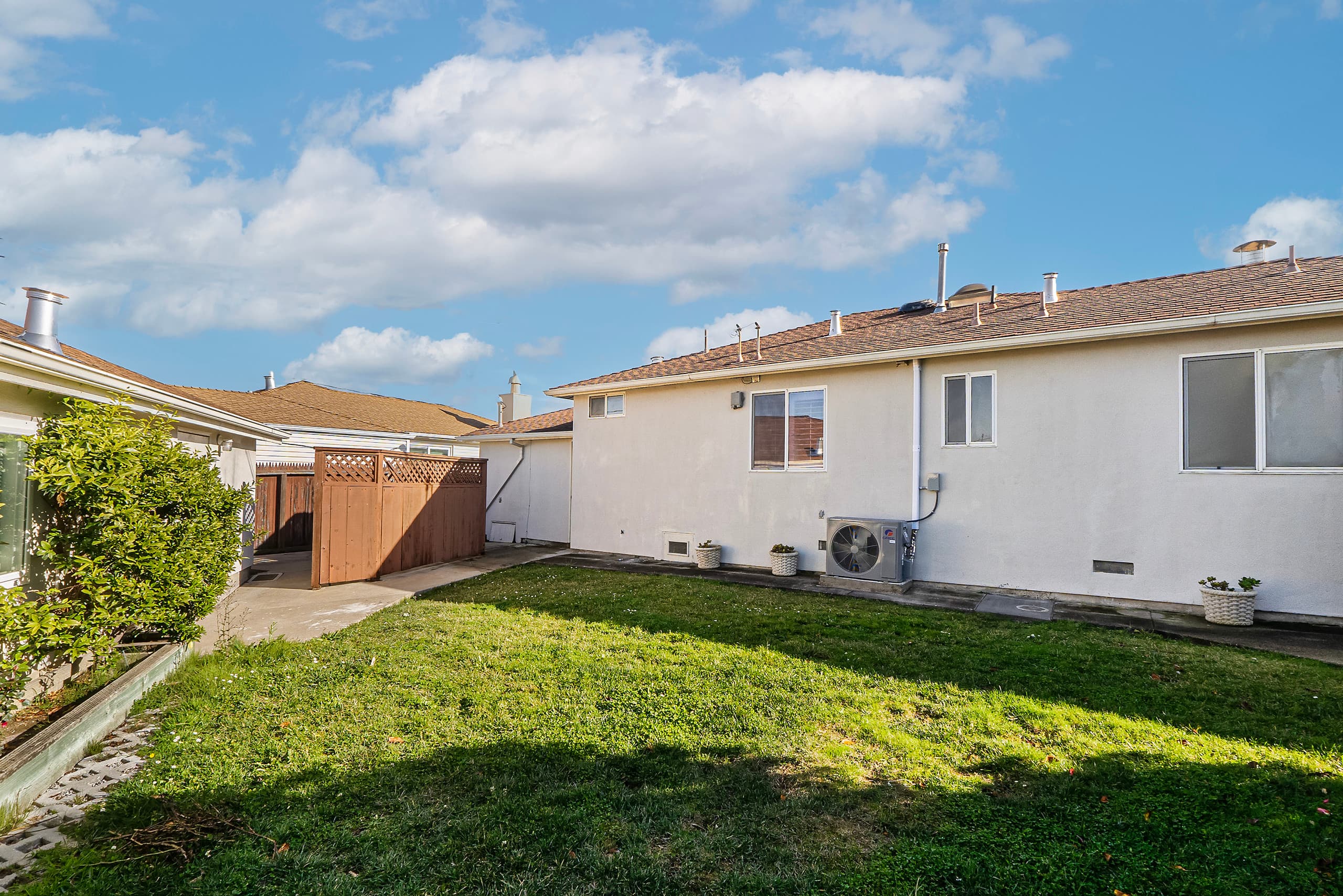 Home in South San Francisco · ★4.49 · 3 bedrooms · 4 beds · 2 private baths - Image 33