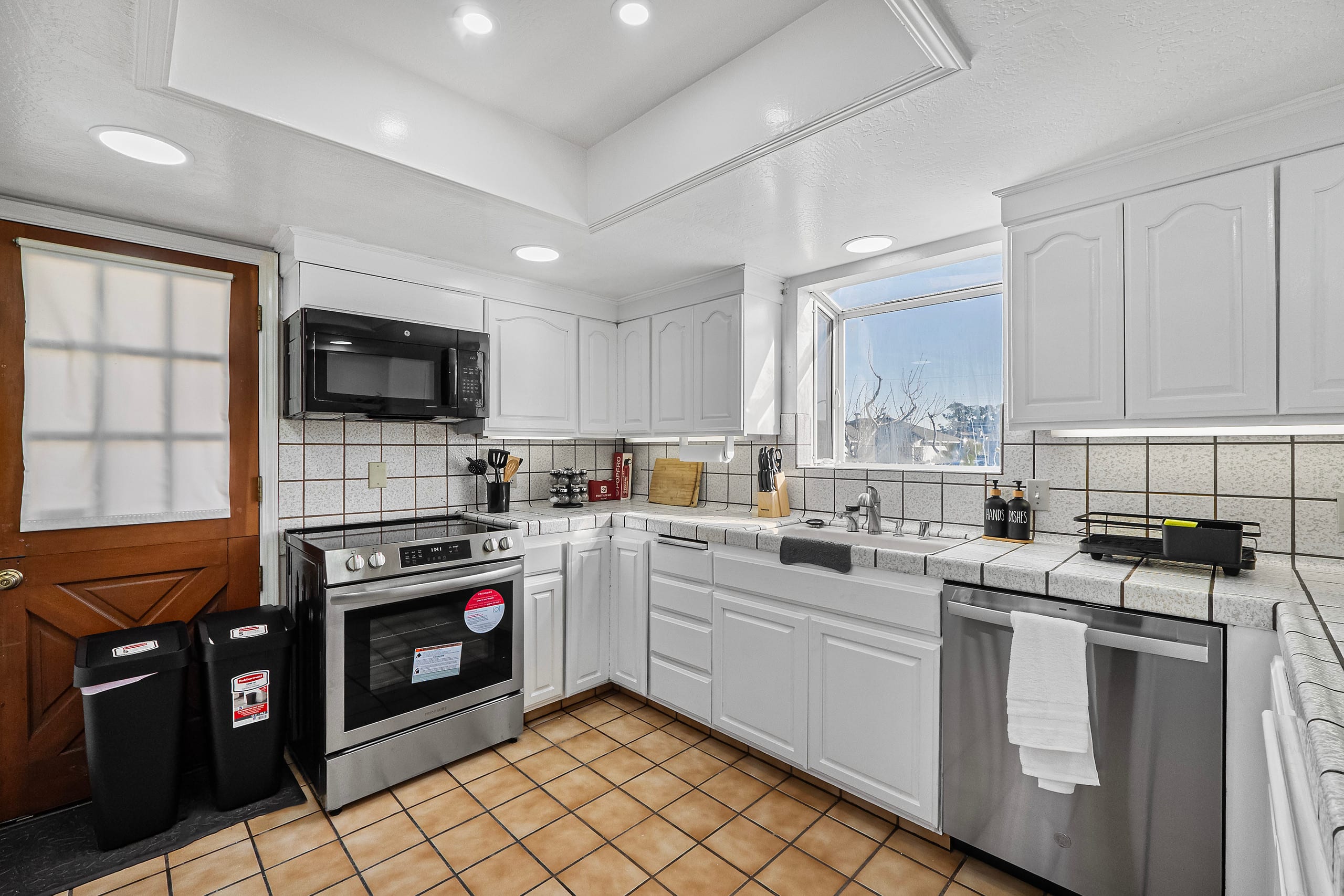 Home in South San Francisco · ★4.49 · 3 bedrooms · 4 beds · 2 private baths - Image 6