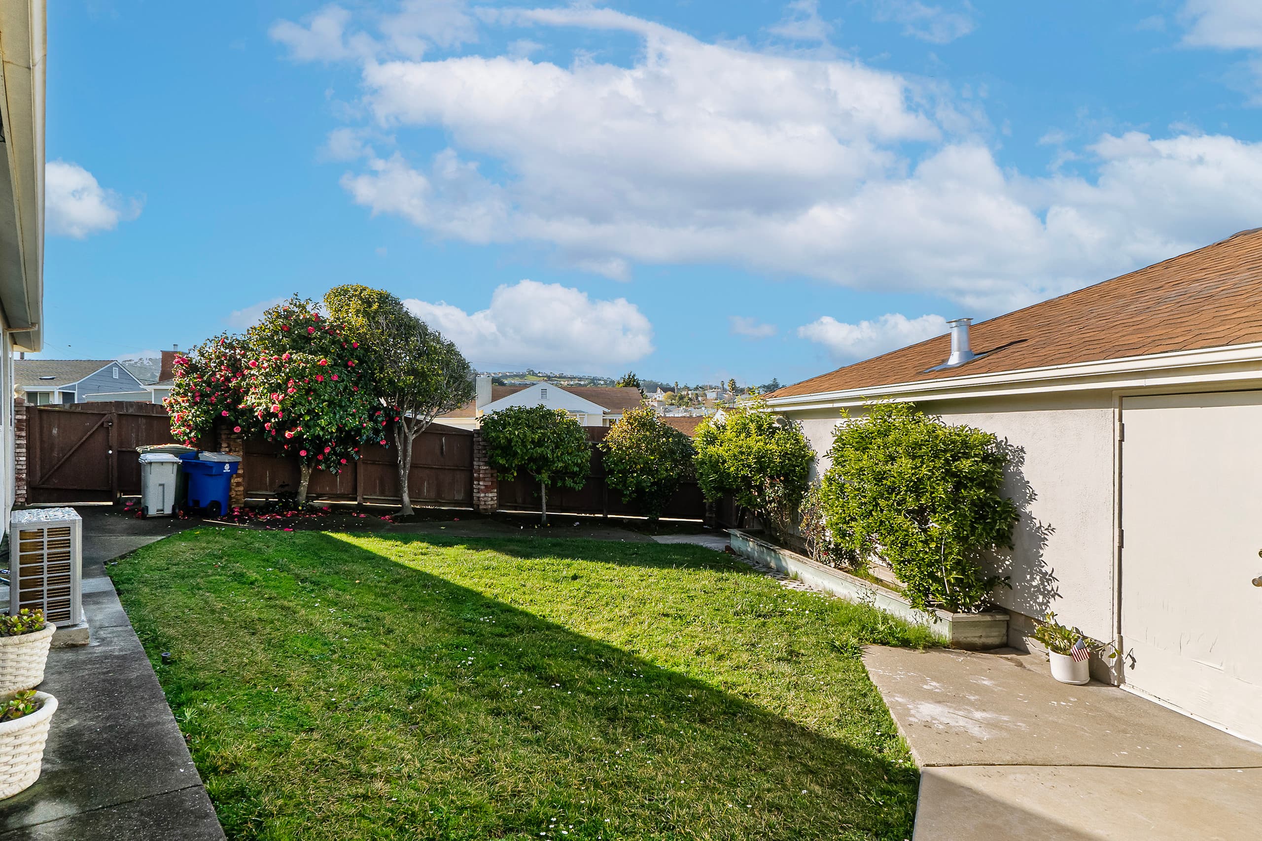Home in South San Francisco · ★4.49 · 3 bedrooms · 4 beds · 2 private baths - Image 28