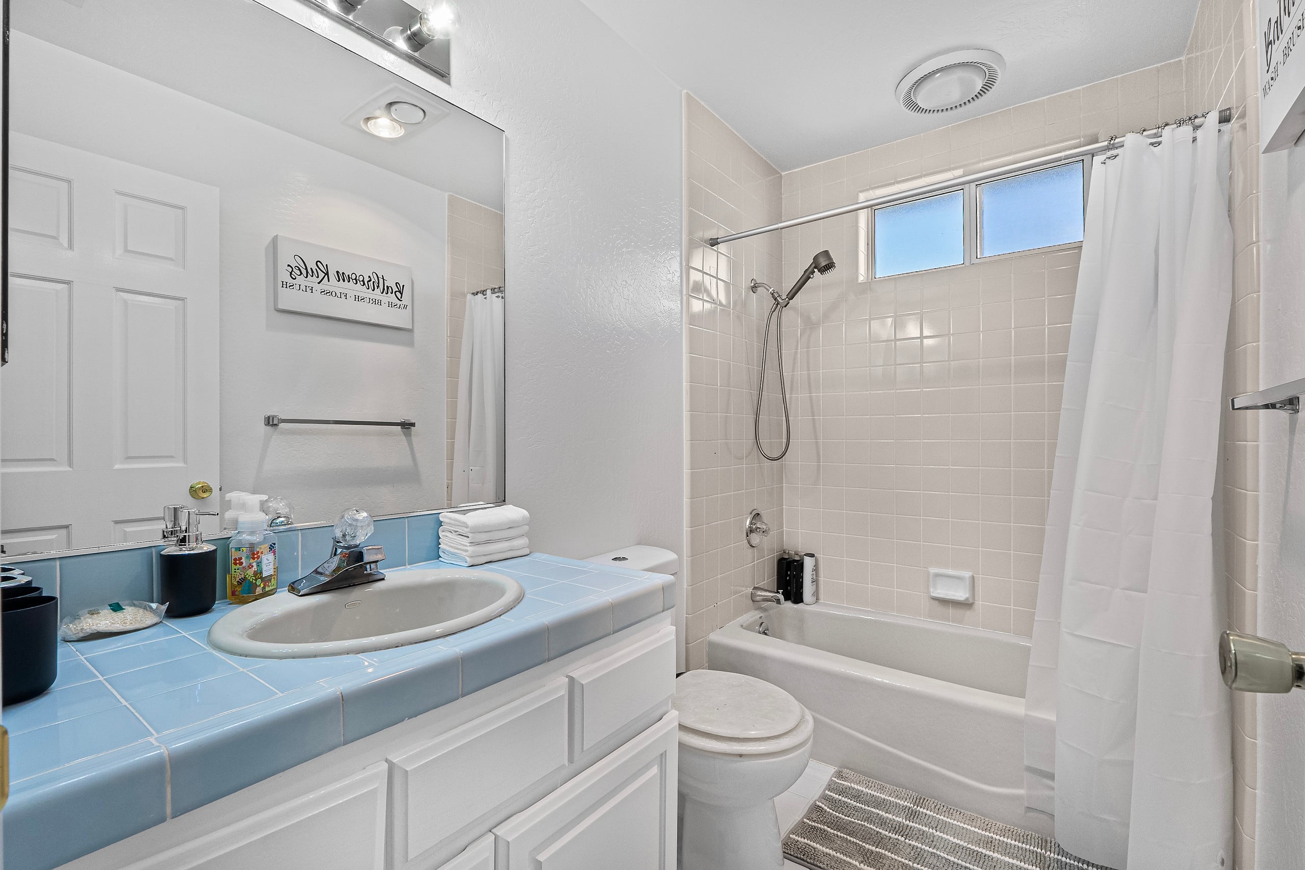 Home in South San Francisco · ★4.49 · 3 bedrooms · 4 beds · 2 private baths - Image 25