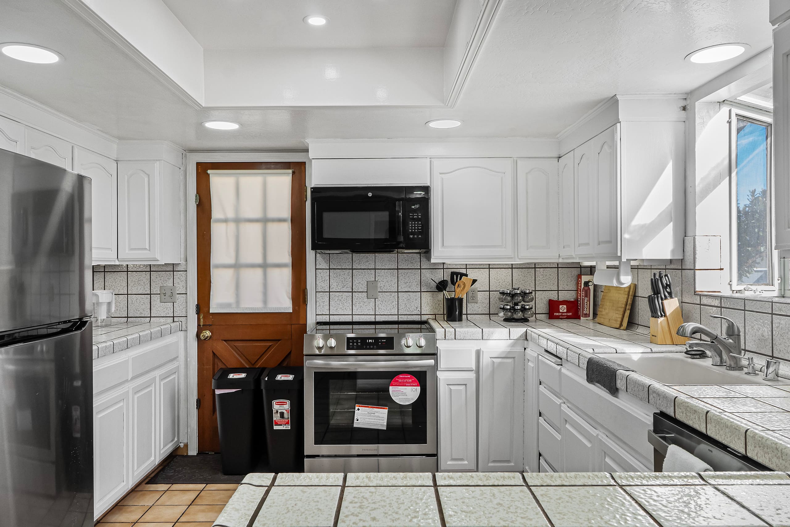 Home in South San Francisco · ★4.49 · 3 bedrooms · 4 beds · 2 private baths - Image 7