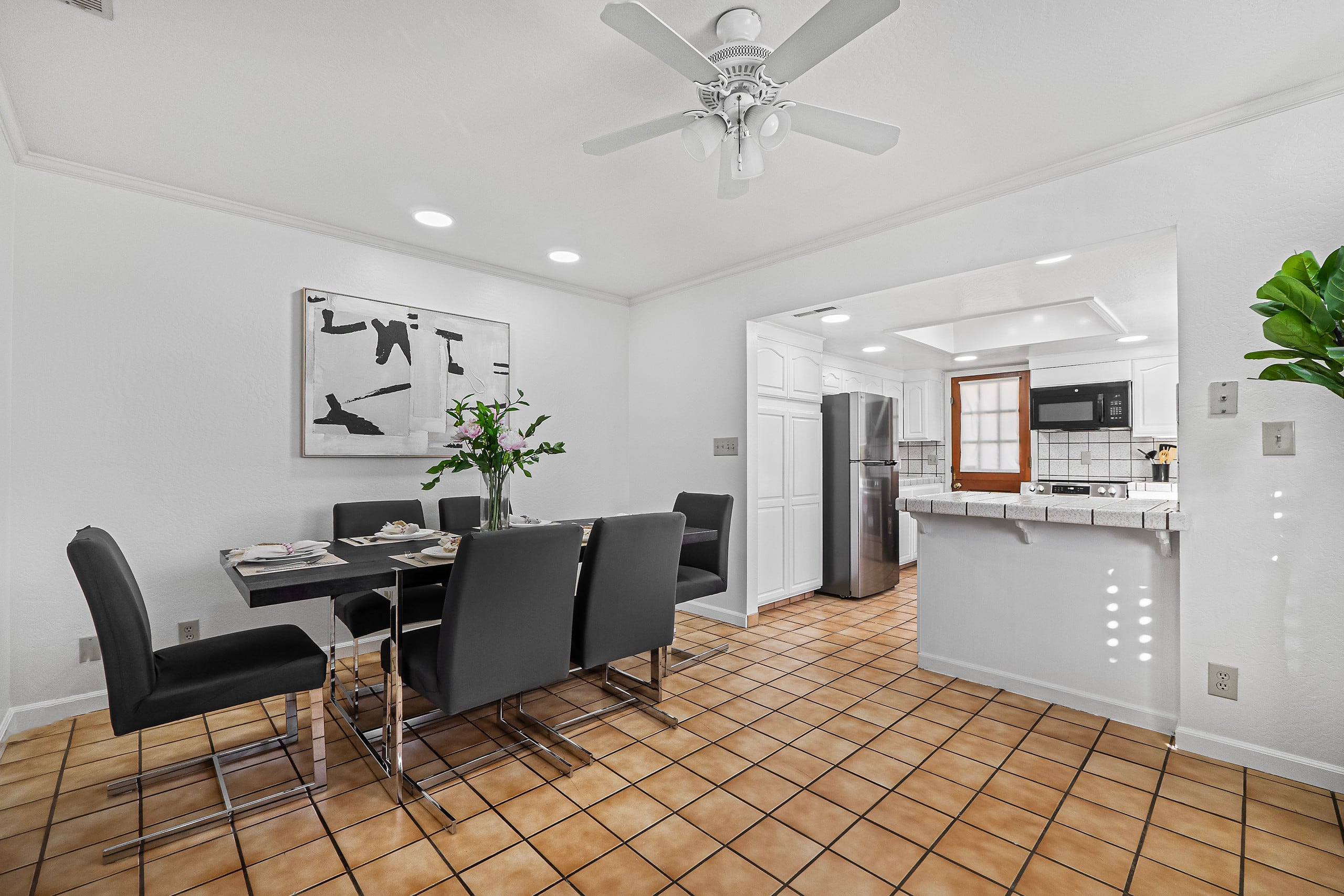 Home in South San Francisco · ★4.49 · 3 bedrooms · 4 beds · 2 private baths - Image 12