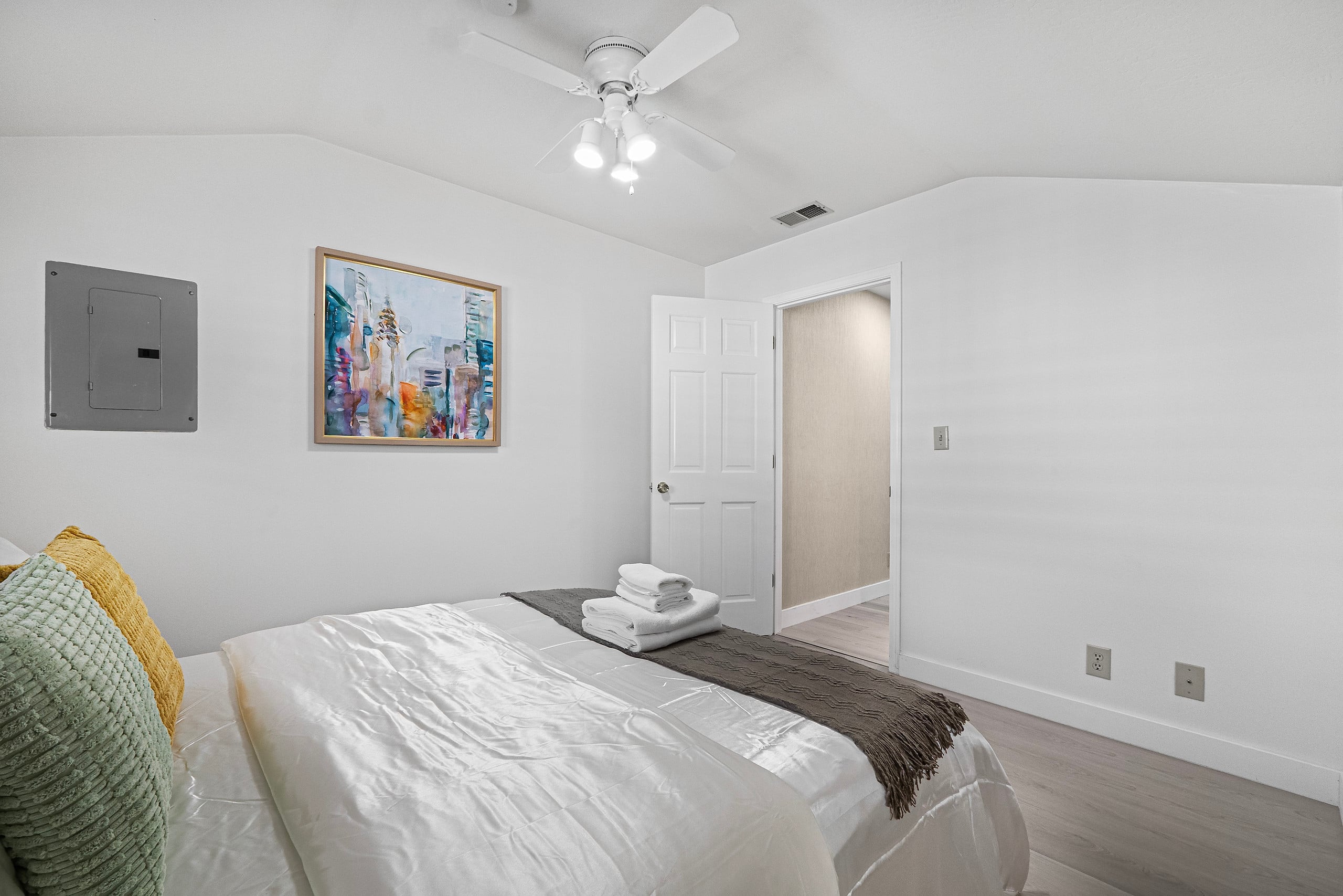 Home in South San Francisco · ★4.49 · 3 bedrooms · 4 beds · 2 private baths - Image 19