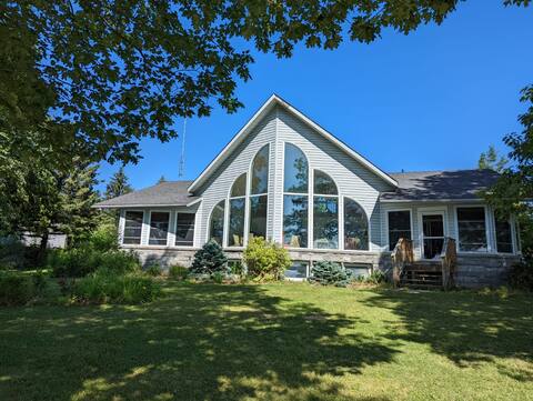 Spacious Cottage, giant deck on the water.