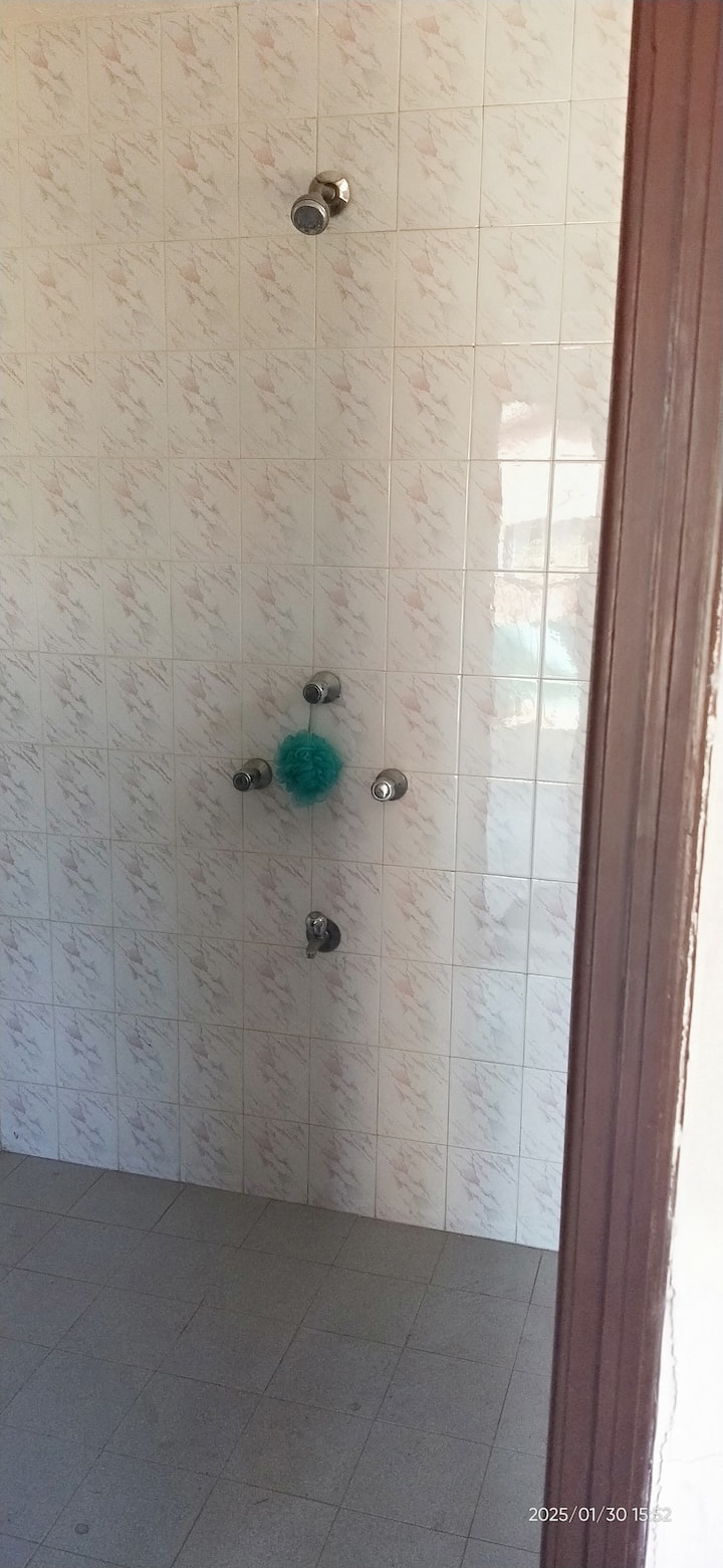 Full bathroom 1 image 3
