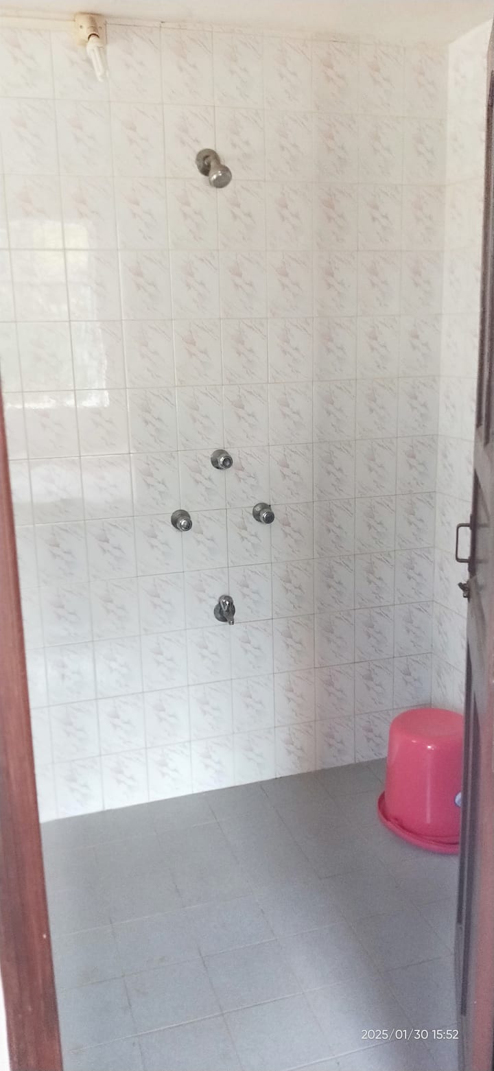 Full bathroom 2 image 1