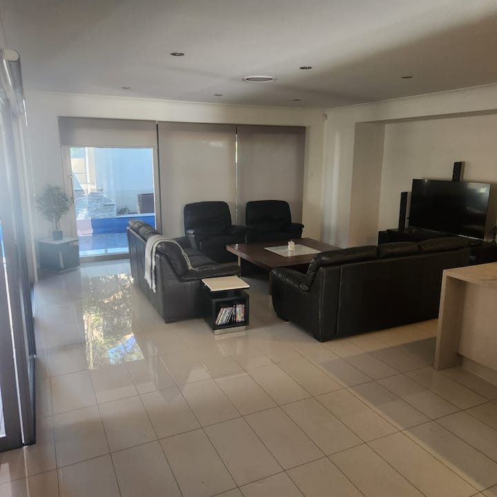 Chevron Island Large Family Home - Gold Coast