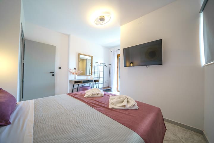 Spálňa na prvom poschodí s manželskou posteľou a vybavením 